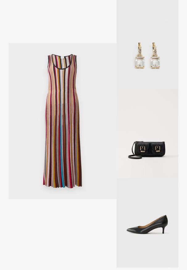 Robe maxi rayée avec un décolleté arrondi, présentant des rayures verticales de différentes couleurs incluant le rouge, le bleu, le rose et le marron. Tissu tricoté texturé.; Pompe noire en cuir avec un embout pointu, un petit talon et une texture lisse. Présente une légère ouverture à l'avant et un matériel minimal à l'arrière.; Sac en cuir noir porté en travers avec deux poches avant, boucles dorées, fermeture zippée et une sangle fine. Surface texturée et forme rectangulaire compacte.; Boucles d'oreilles en or lumineux avec un cristal rectangulaire transparent pendent sous une rangée de petits accents ronds transparents. Design élégant et moderne.