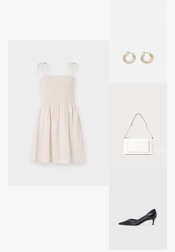 Beiges, ärmelloses Kleid mit gerafftem Oberteil, verstellbaren Bindeträgern und ausgestellt geschnittenem Rock. Hergestellt aus leichtem, strukturiertem Stoff.; Schwarzer Pumps aus Leder mit spitzer Zehenpartie und niedrigem Absatz. Verfügt über eine glatte Textur und dezenten Glanz. Vordere Öffnung für ein zusätzliches Detail.; Weißes Lederhandtasche mit strukturierter Oberfläche, ausgestattet mit einem goldenen Kettenriemen und schwarzen Akzenten. Enthält eine Fronttasche und einen Reißverschluss.; Lauren Ralph Lauren BASIC SMALL HOOP - Ohrringe - gold-coloured