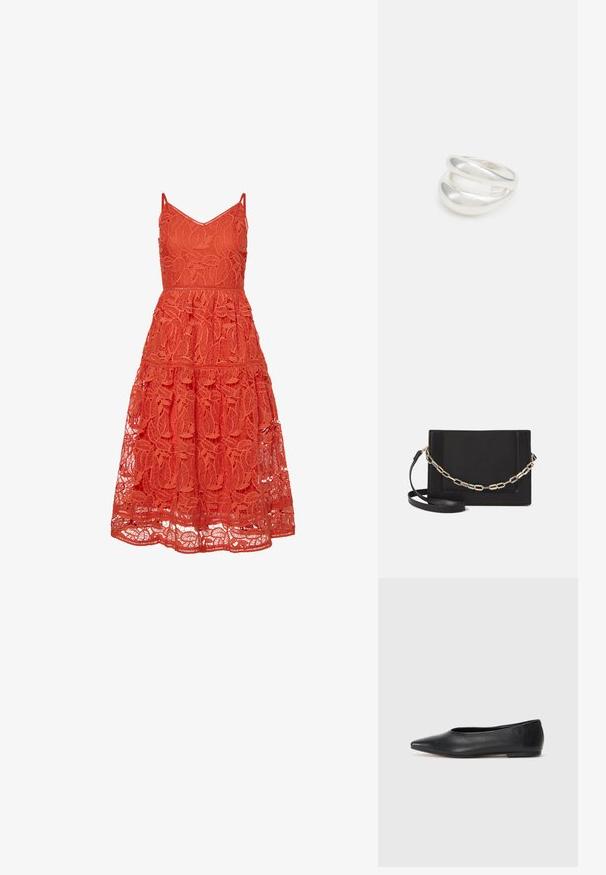 Crvena čipkasta haljina s podesivim trakama, koja sadrži složeni uzorak lista, slojevite slojeve i prilagođeni korzet.; Crne kožne balerinke, uski vrh, minimalistički dizajn, glatka tekstura, niska peta, bez vidljivih dodataka ili ukrasa.; Crna kožna torba preko tijela s glatkom teksturom, pravokutnim oblikom i metalnim lancem na prednjoj strani. Uključena je podesiva naramenica.; Srebrna dvostruka prsten s glatkom, poliranom površinom. Karakterizira ga fluidan, zakrivljen dizajn s preklapajućim sekcijama za moderan izgled.