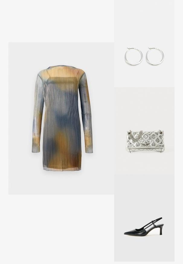 Átlátszó, pliszírozott ruha hosszú ujjakkal, kék, sárga és barna árnyalatok finom ágradálásával. Kerek nyakkivágás; könnyed, folyékony anyag.; Fekete lakk slingback sarok, hegyes orral, texturált kígyómintával, állítható pánttal és rövid, texturált tömbsarkal.; Ezüst színű fémes kézitáska lánckarral, steppelt textúrával, díszített varrással és cipzáros záródással. A fonákján domború részletek találhatók.; A ezüst karika fülbevalók sima, lekerekített formájúak, vékony profilúak és biztonságos zárással rendelkeznek. Minimalista stílus, fényes befejezéssel.