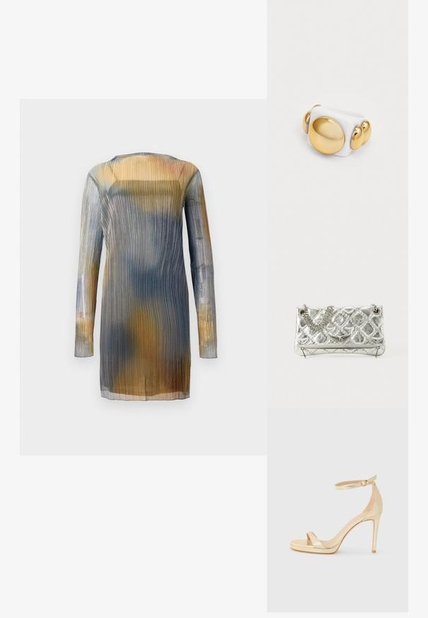 Abito trasparente e plissettato con maniche lunghe, caratterizzato da una sfumatura di blu, giallo e marrone. Collo rotondo; tessuto leggero e fluido.; Sandal con tacco alto in metallo dorato, con punta aperta, cinturino alla caviglia con fibbia e suola a piattaforma per un'altezza aggiuntiva. Texture liscia.; Borsa a tracolla in metallo argento con manico a catena, texture trapuntata, cuciture decorative e chiusura zip. Presenta dettagli in rilievo sul fronte.; Anello bianco con una finitura lucida, caratterizzato da un grande accento circolare dorato e tre piccole sfere dorate su un lato. Texture liscia.