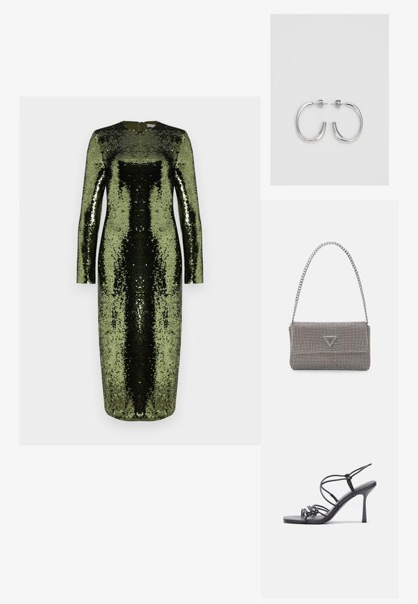 Dlhé rukávy, podlahová dĺžka šaty pokryté zelenými a čiernymi flitrami. Má okrúhly výstrih a uzatváranie na zips vzadu.; Čierne sandále na vysokom podpätku majú tenké remienky s uzlovým dizajnom, hladký štvorcový špičku a elegantný stiletto podpätok.; Svetlošedá metalická kabelka s reťazovým popruhom, ozdobená malými kruhovými kovovými štítkami a trojuholníkovým logom značky.; Strieborné kruhové náušnice s hladkým a lesklým povrchom. Okrúhly tvar, ľahký dizajn, s uzáverom na kolík.