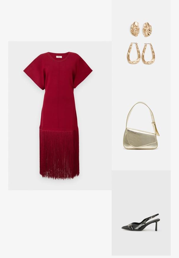 Sarkans adīts kleitas ar īsām piedurknēm un brīvu piegādi, ar garu frēzu detaļu apmalē. Mīksta tekstūra un monohroms krāsa.; Melnā patentēta ādas sandale ar norādītu purngalu, potītes siksniņām ar sudraba sprādzēm un aparatūru, kā arī smalku papēdi.; Zelta metāla somiņa ar strukturētu dizainu, gludu tekstūru un regulējamu siksniņu. Iezīmējas ar unikālu trīsstūrveida formu un minimālistisku šuvumu.; Zelta krāsas auskari ar teksturētām, viļņotām formām. Iekļauts skulpturāls piespraužams modelis un atvērta gredzenveida konstrukcija ar izsistām virsmām.