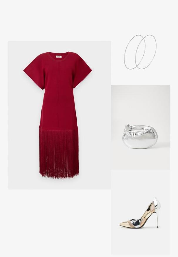 Raudona megzta suknelė su trumpomis rankovėmis ir laisva forma, su ilgu franjų akcentu palei apatinę dalį. Lygi tekstūra ir vientisa spalva.; Aštrus pirštas aukštakulnis batelis su sidabro, aukso ir nuogų spalvų deriniu. Blizgus paviršius su išpjovos dizainu, su stiletto kulnu.; Sidabrinė metalinė maišelio forma su švelnia, apvalia forma ir mazgu užveriamu viršumi. Pagaminta iš lygios dirbtinės odos medžiagos.; Sidabrinės pusmėnulio auskarai minimalistiniu dizainu. Apskritimo forma, lygus paviršius ir plonas profilis. Lengvi su poliruotu apdailu.