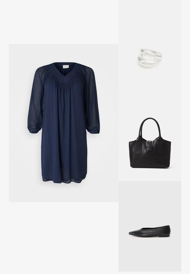 Mornarsko moder obleko z V-izrezom, dolgimi prosojnimi rokavi in nagubanimi detajli na korpusu. Teksturovana tkanina s pikčasto vzorcem.; Črne usnjene balerinke, koničast toe, minimalističen dizajn, gladka tekstura, nizka peta, brez vidnih kovinskih delov ali okraskov.; Črna usnjena torba s gladko teksturo, strukturirano obliko, dvema ročkama in izrazitim srebrnim sponko na sprednji strani.; Srebrn dvojni prstan z gladko, polirano površino. Ima tekoč, ukrivljen dizajn z prekrivajočimi se sekcijami za sodoben videz.