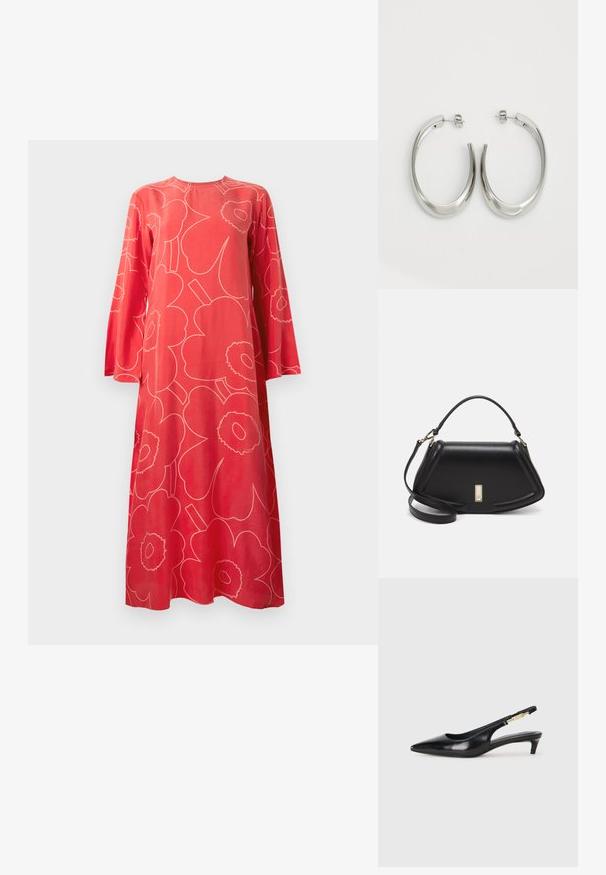 Rode maxi-jurk met lange mouwen, grote lichtroze abstracte bloemenprint en ronde halslijn tegen een witte achtergrond.; Zwarte leren slingback hakken met een spitse neus, voorzien van een slanke hak en een goudkleurige accent op de verstelbare band. Gladde textuur.; Zwarte leren handtas met een gestructureerd ontwerp, featuring een verkorte vorm, bovenhandvat en gouden hardwareaccent. Inclusief verstelbare schouderband.; Zilveren oorringen met een gladde, gebogen vorm. Voorzien van een glanzende metallic afwerking en studsluiting. Geen zichtbare patronen of accenten.