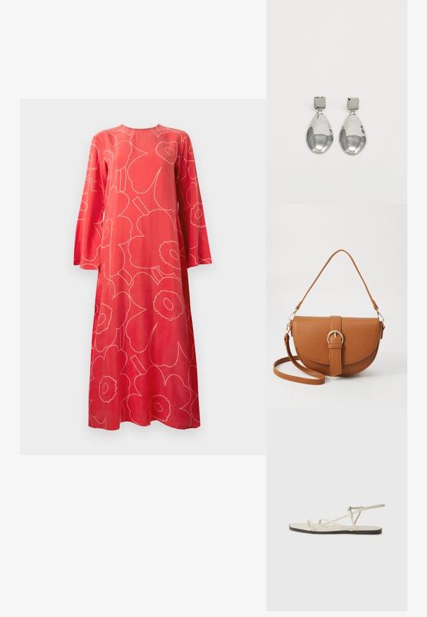 Rode maxi-jurk met lange mouwen, grote lichtroze abstracte bloemenprint en ronde halslijn tegen een witte achtergrond.; Beige platte sandaal met meerdere slanke bandjes en een verstelbare gesp. De zool is plat met een lichte donkere contrastering aan de rand.; Bruine leren schoudertas met een gebogen vorm, gouden hardware en een gespaccent. Bevat een afneembare schouderriem.; Zilveren druppeloorbellen met een vierkante stud, voorzien van een gladde, gepolijste afwerking en een druppelvorm, die het licht weerspiegelt met een glanzend oppervlak.