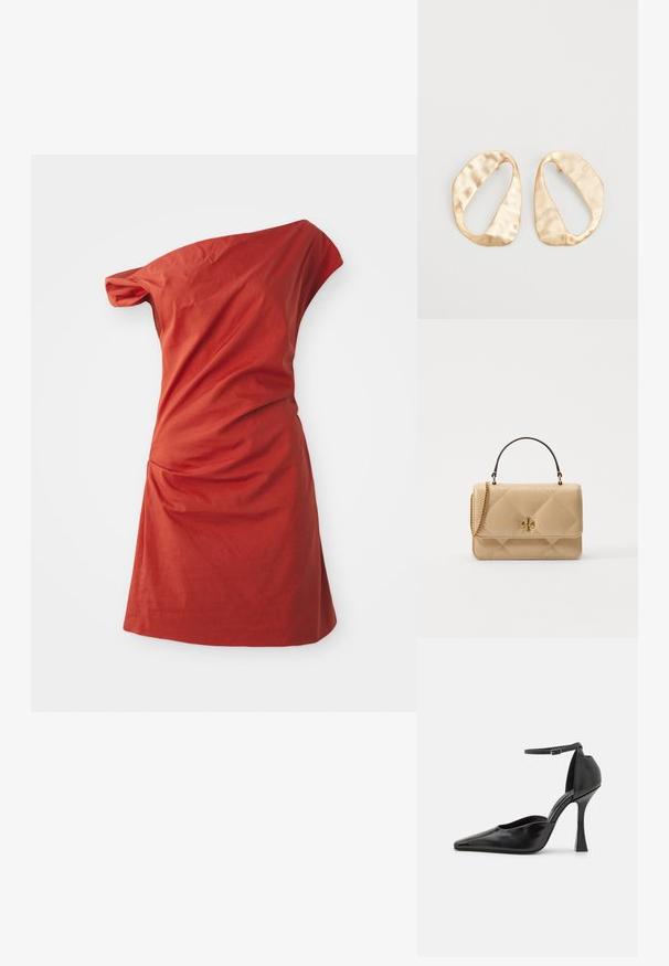 Asimetrisks kleitas ar vienu plecu no ķieģeļu sarkanas kokvilnas, ar savelkamu sānu apdari un teksturētu virsmu.; Melnas augstpapēžu kurpes ar spīdīgu apdari, smailu purngalu, potītes siksniņu un izveidotu stiletto papēdi. Gluda tekstūra un elegants dizains.; Kvadrātveida bežā ādas rokassoma ar zelta aparatūru, ķēdes siksnu un augšējo rokturi. Funkcijas ietver priekšējo vāku un raksturīgu logo detaļu.; Pāris neregulāras ovālas formas zelta toņos metāla auskaru ar teksturētu, nedaudz sitētu virsmu uz baltas fona.