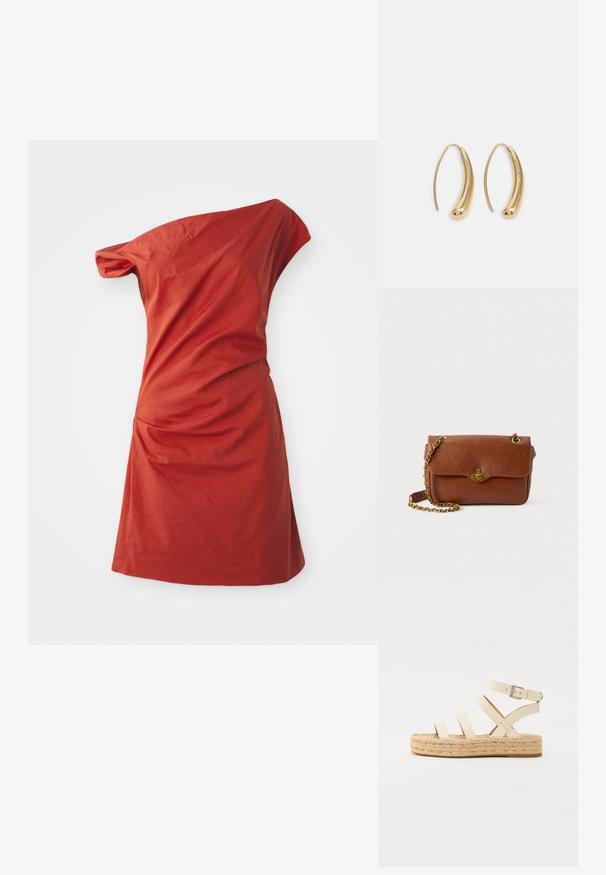 Asimetriška vieno peties suknelė plytų raudonos spalvos iš medvilnės, su susiraukšlėtu šonu ir tekstūruotu paviršiumi.; Šviesiai smėlinės odos espadrilės sandalai su keturiais kryžminiais dirželiais ir užsegimu ant kulkšnies, turintys supintą jutos platformos padą ir plokščią guminiu dugnu.; Ruda odinė per petį nešama kuprinė su užsegimu ant sklendės, auksinės spalvos aksesuarais ir grandinėlės dirželiu. Lygus paviršius, stačiakampio forma, minimalus apipavidalinimas.; Auksinės metalinės auskarų kabės su lenktą, pailgą forma. Turi lygų, blizgantį paviršių ir užapvalintą galiuką papildomam akcentui.