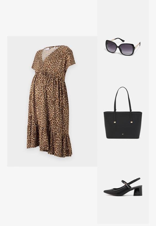 Sukienka ciążowa w panterkę, w brązowo-beżowych odcieniach, z krótkimi rękawami, dekoltem w serek, marszczoną talią oraz rozkloszowanym dołem z falbaną.; Czarne lakierowane czółenka na słupku ze spiczastym noskiem, lekko zaokrąglonym wycięciem i obcasem w kształcie bloku. Posiadają złotą klamrę jako akcent dekoracyjny.; Czarne oversize okulary przeciwsłoneczne z gradientowymi soczewkami, grubymi oprawkami i złotym łańcuszkiem na ramionach.; Czarna torba typu tote wykonana z materiału syntetycznego, z prostym prostokątnym wzorem, złotymi kwadratowymi akcentami i podwójnymi uchwytami.