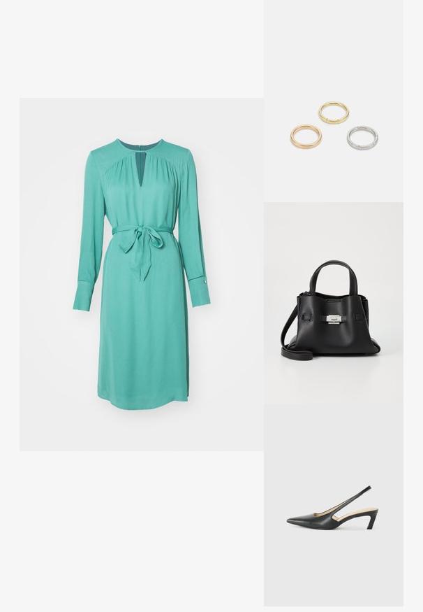 Turkio spalvos ilga rankovė su anga kakle, surišta juosmens linija ir mygtukais užsegamos rankovės. Lygus audinys su šiek tiek krentanti siluetu.; Juodas smailus slingback batelis su žemu kulnu, pagamintas iš lygaus odos paviršiaus ir su išpjovomis šone, užtikrinančiomis oro pralaidumą.; Juodas odinis rankinės su tekstūruota apdaila, turintis dvi viršutinės rankenos, nuimamą peties diržą ir sidabrinį užsegimą.; Trys metalinės žiedai: vienas rožinės aukso, vienas auksinis su tekstūruotais akcentais ir vienas sidabrinis, visi su įmintu ženklinimu vidinėje juostoje.