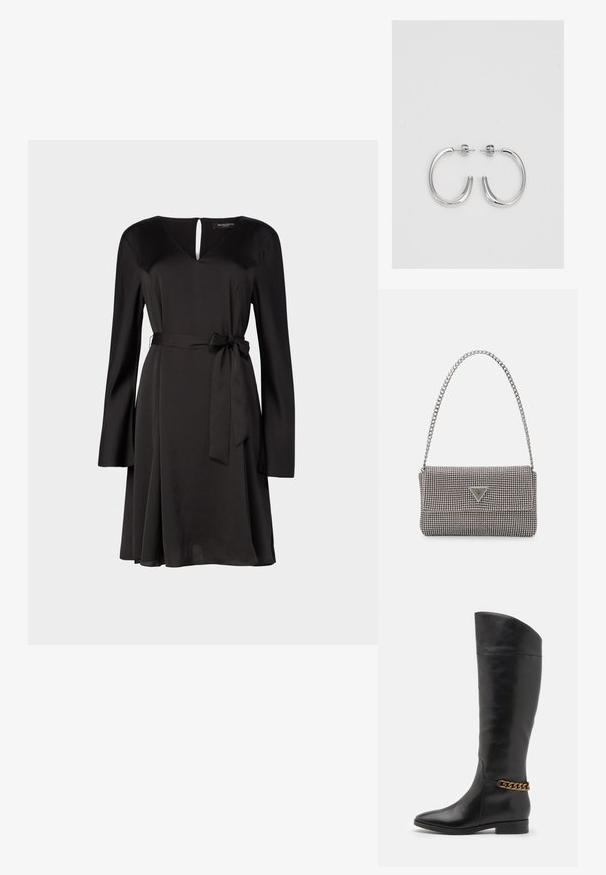 Juoda suknelė su ilgomis rankovėmis, V formos iškirpte ir rakto skylutės detale. Savybės: su rišamu diržu ties juosmeniu ir plazdančia sijona. Lygus audinys.; Aukšti juodi odiniai batai su liekna forma, smailiu smaigaliu ir aukso grandinėlės akcentu ties kulkšnimi. Žemas bloko kulnas. Lygi tekstūra.; Šviesiai pilka metalinė rankinė su grandinėlės dirželiu, papuošta mažais apvaliais metaliniais smeigėmis ir trikampiu prekės ženklu.; Sidabrinės auskarai žiedai su lygiu, blizgiu paviršiumi. Suapvalinta forma, lengvas dizainas, su uždarymu ant smeigtuko.