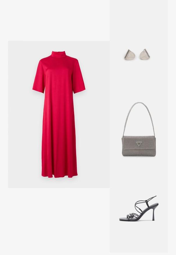 Rød, knælang kjole med høj krave og korte ærmer. Lavet af et glat, let stof med en løs, flydende silhuet.; Sorte højhælede sandaler med tynde stropper og en knyttet design, en glat firkantet tå og en slank stiletto hæl.; Lys grå metallisk håndtaske med kædestrop, dekoreret med små runde metalliske studs og et trekantet brandlogo.; Sølv metal øreringe med en glat, tåreformet form og en poleret overflade. Diskrete graveringer tilføjer detaljer. Minimalistisk design.