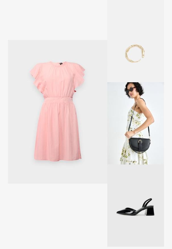 Ružové šaty s krátkymi volánovými rukávmi, zhromaždeným výstrihom a stiahnutým pásom. Ľahký materiál s voľnou sukňou.; Čierne lakované kožené sandálové podpätky s špicatou špičkou a geometrickým blokovým podpätkom. Disponujú elegantným, minimalistickým dizajnom a hladkým povrchom.; Čierna kožená kabelka s zaobleným tvarom, odnímateľným popruhom a zlatými doplnkami. Kabelka má klopu s detailom s prackou.; Prsteň v zlatej farbe s organickým, skrúteným dizajnom, hladkým povrchom a zužujúcimi sa koncami, vytvárajúci moderný, sochársky vzhľad.