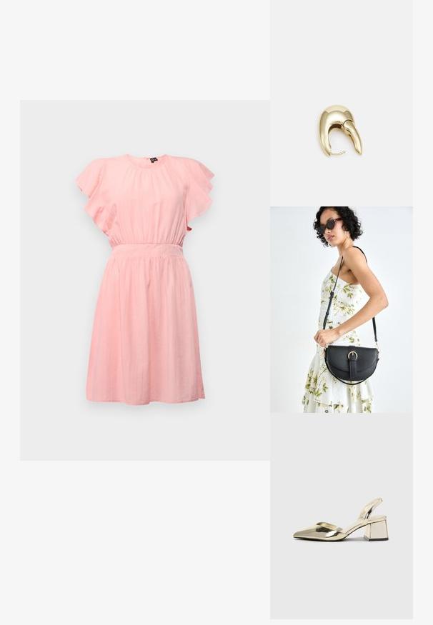 Rózsaszín ruha rövid fodros ujjal, redőzött nyakkivágással és megkötött derékkal. Könnyű anyag, amely folydogáló szoknyával rendelkezik.; Arany, fémből készült slingback sarkú cipők hegyes orral és vastag sarokkal. Simaság, minimalista design és keskeny pánt jellemzi.; Fekete bőrtáska ívelt formával, levehető pánttal és arany színű fémrészekkel. A táskán egy csattal díszített fedél található.; Aranyszínű fém fülbevaló, elegáns, ívelt formával. Különleges hegyes alak, fényes felszín és zsanéros záródás jellemzi.