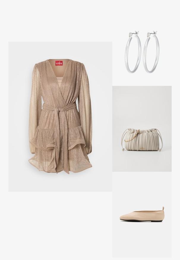 Béžové metalické zavinovací šaty s dlouhými nafouknutými rukávy, sukní s vrstvenými volány a odpovídajícím páskem. Mají hluboký výstřih do V a jemný lesk.; Béžové kožené baleríny s nízkým profilem, kulatou špičkou a černou gumovou podrážkou, s malým zadním poutkem pro snadnější obouvání.; Plisovaná krémová kabelka vyrobená z měkkého materiálu, s pleteným zlatým řetízkem a stahovací šňůrkou pro nastavitelné tvarování.; Stříbrné kruhové náušnice s hladkým, lesklým povrchem. Kulatý tvar a bezpečné zapínání na klip. Lehký design vhodný pro každodenní nošení.