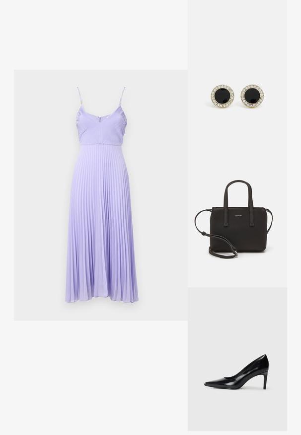 Ljubičasta plisirana haljina s tankim naramenicama, uskim topom i širim suknjom koja doseže do polu teladi. Tekstuirana tkanina stvara vertikalne linije.; Crna kožna cipela na visokom potpeticu s špicastim prstom, glatke teksture i sužavajućom potpeticom. Minimalistički dizajn, bez dodatnih ukrasa.; Crna torba s dva kratka ručka i uklonjivom naramenicom. Glatki materijal nalik koži s zatvaračem na zatvaranje i detaljem s logom.; DKNY INLAY STUD - Naušnice - black/gold-coloured