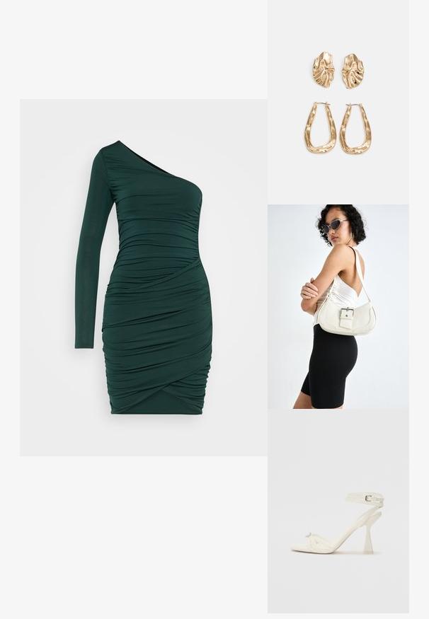 Vienpusēja, tumši zaļa kleita no mīksta, drapēta auduma, ar garu piedurkni un pieguļošu siluetu, kurā ir savītas detaļas gurnu zonā.; Balti ādas striķu augstpapēžu sandales ar elegantu dizainu, caurspīdīgu blokveida papēdi un dekoratīvu elementu pirksta daļā.; Balta ādas rokassoma ar izliekta formu, regulējamu siksniņu un mazu sprādzi. Modelis valkā pieguļošu melnu apģērbu.; Zelta krāsas auskari ar teksturētām, viļņotām formām. Iekļauts skulpturāls piespraužams modelis un atvērta gredzenveida konstrukcija ar izsistām virsmām.