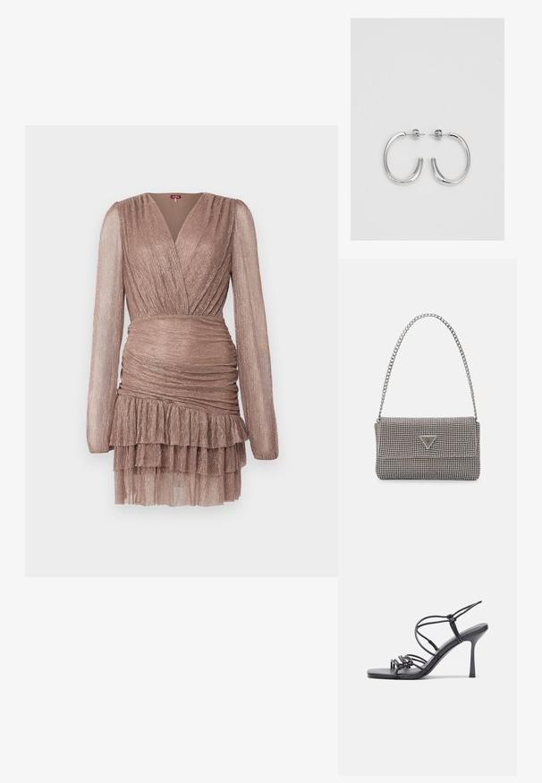 Cras ANGELCRAS DRESS - Vestido de malha - champagne; As sandálias de salto alto pretas apresentam tiras finas com um design em nó, uma biqueira quadrada lisa e um elegante salto agulha.; Bolsa metálica cinza claro com uma alça de corrente, adornada com pequenos rebites metálicos circulares e um logótipo triangular da marca.; Brincos de argola prateados com um acabamento suave e brilhante. Forma arredondada, design leve, com fecho de pino.