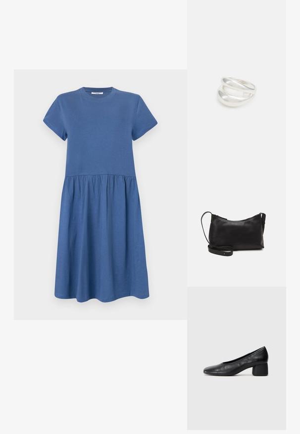 Blå bomullsklänning med korta ärmar, rund halsringning och en sammetsfållad tierad kjol. Slät textur och enkel design.; Svart läderpumpsko med rund tå och medelhög blockklack. Slät textur med minimal detaljering, med en diskret elastisk öppning.; Svart läder axelväska med en slät yta, rundad form, justerbar rem och dragkedjestängning. Minimalistisk design utan utsmyckningar.; Silver ring med dubbel band och en slät, polerad yta. Har en flödande, böjd design med överlappande sektioner för en modern stil.
