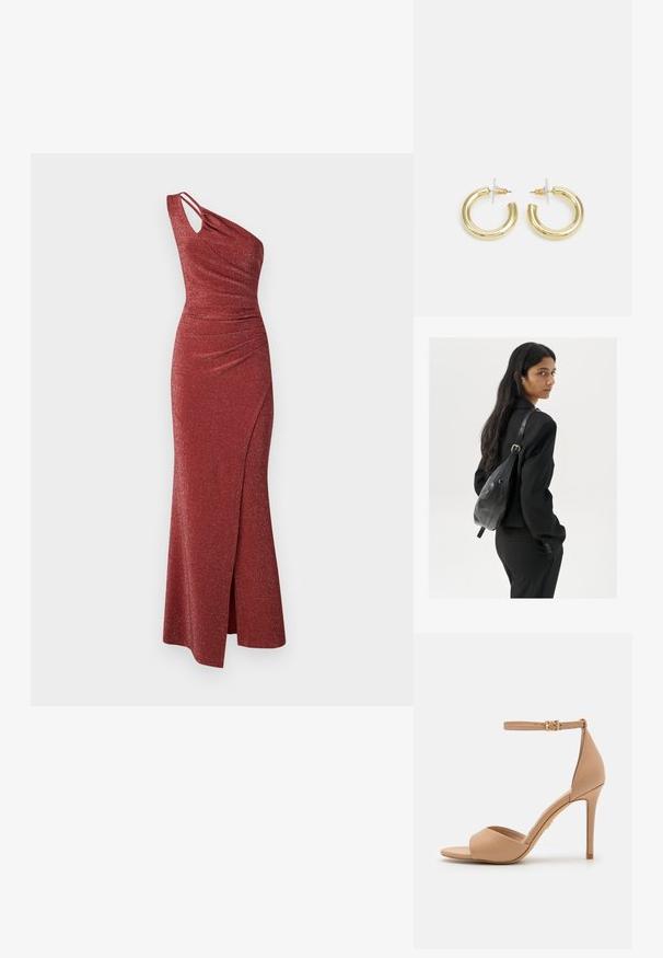 Jednobodový dlouhý červený třpytivý šaty s řasením, asymetrickým pasem a bočním rozparkem pro větší pohyb.; ALDO CRERIDE PILLOW WALK - Páskové sandály - beige; Žena s dlouhými tmavými vlasy, oblečená v černém obleku, nese černou koženou kabelku přes rameno a dívá se přes rameno na bílém pozadí.; Zlaté kruhové náušnice s hladkým, lesklým povrchem. Kruhový design s malým kolíčkem a průhledným záznamem pro bezpečné nošení.