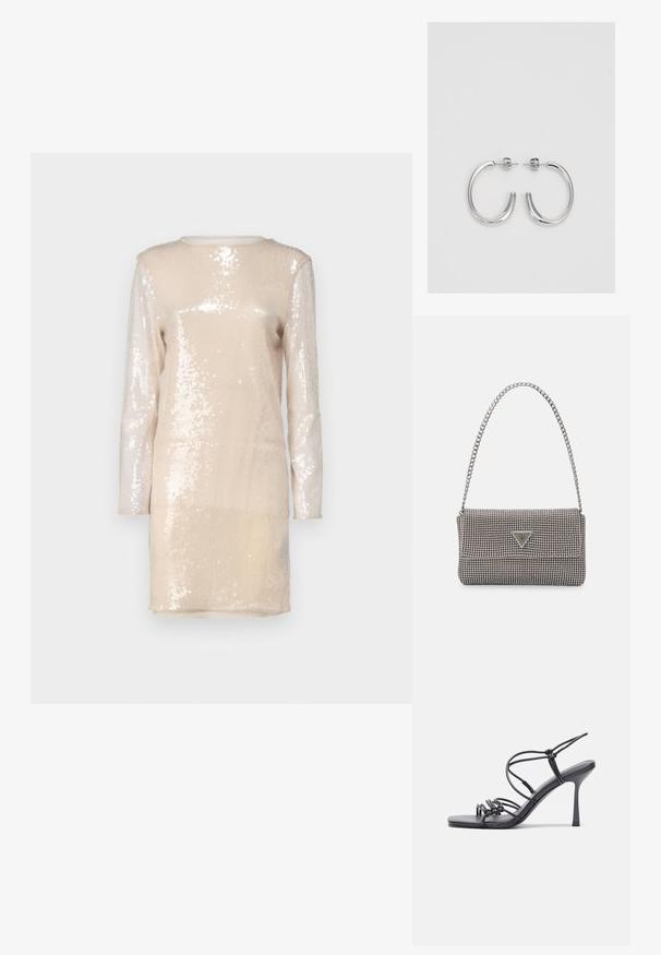 Haljina dužih rukava izrađena od sjajnog bež materijala prekrivenog šljaštećim šljokicama. Ima okrugli izrez i ravni kroj.; Crne sandale na visokoj potpetici imaju tanke trake s čvorastim dizajnom, glatki kvadratni vrh i elegantnu stiletto petu.; Svijetlosivi metalik ruksač s lancem, ukrašen malim okruglim metalnim zakovicama i trokutastim logotipom marke.; Srebro naušnice u obliku prstena s glatkom, sjajnom završnom obradom. Zaobljenog oblika, laganog dizajna, s kopčom na poleđini.