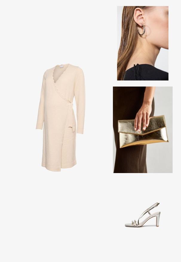 Crèmekleurige wikkeljurk met lange mouwen, een geschulpte halslijn en een striksluiting aan de zijkant. Zachte textuur en knielengte ontwerp.; Metallisch zilveren hoge hak sandaal met een open teen, voorzien van drie dunne banden over de voet en een enkelband met een gesp.; Gouden metallic clutchbag met een gladde textuur, voorzien van een driehoekige klep sluiting. De hand die het vasthoudt heeft netjes manicured nagels.; Zilveren oorbel met een gepolijste afwerking, met kleine gouden accentdetails en een ronde vorm, gedragen op de oorlel.
