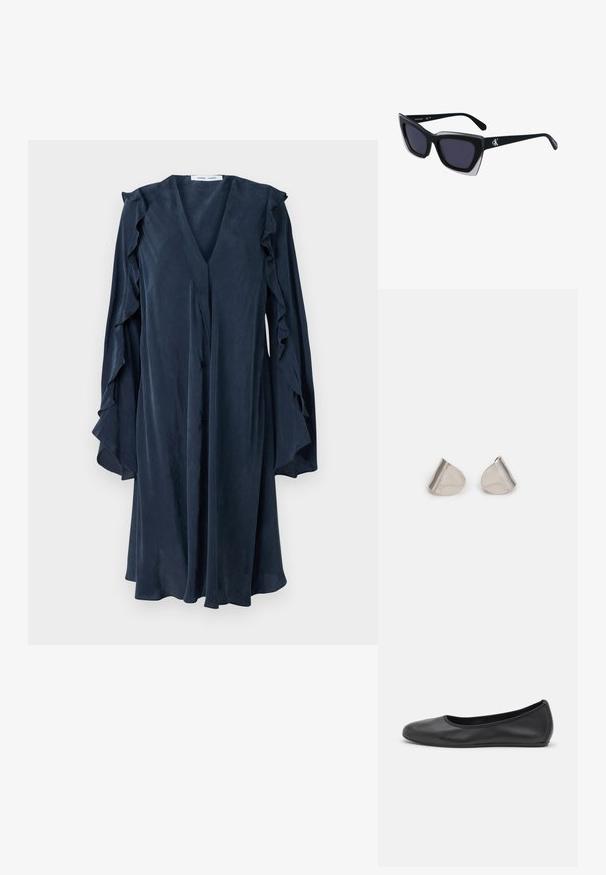 Temno modra obleka z V-izrezom inn nabranimi rokavi. Narejena iz lahkega materiala, vsebuje štiri gumbe in ima ohlapen kroj.; Črne usnjene balerinke z zaobljenim nosom, gladko teksturo, minimalnimi šivi in fleksibilno zasnovo podplata.; Črne prevelike sončne očala geometrijske oblike, z temnimi lečami in kontrastno sivo podrobnostjo na okvirju. Logo na ročaju.; Srebrne uhane z gladko, kapljično obliko in poliranim finishem. Nežna graviranja dodajajo detajle. Minimalističen dizajn.
