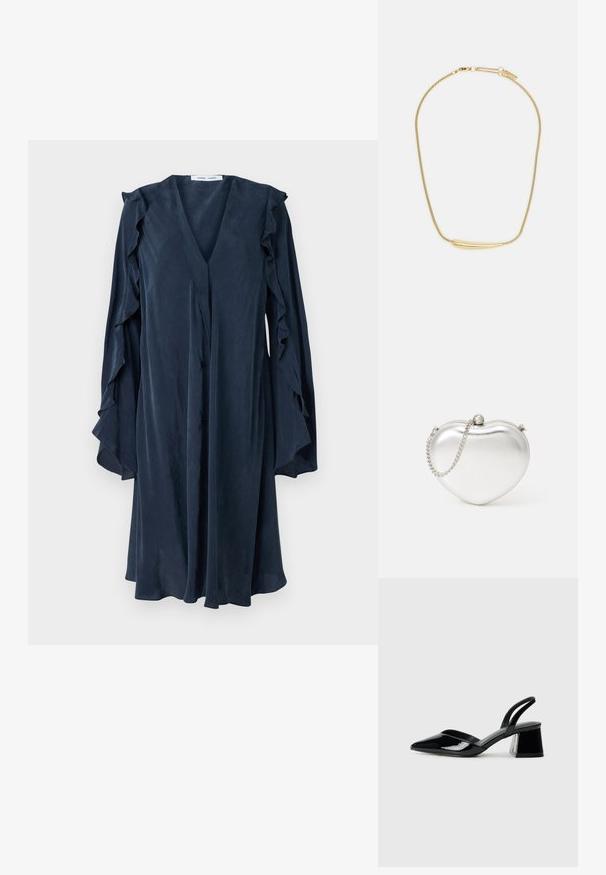 Námorně modré šaty s výstřihem do V a volánkovými rukávy. Vyrobené z lehkého materiálu, s čtyřmi knoflíky a splývavým siluetou.; Černé lakované kožené lodičky na pásku s špičatou špičkou a geometrickým blokovým podpatkem. Vyznačují se elegantním, minimalistickým designem a hladkým povrchem.; Kabelka ve tvaru srdce, vyrobená z kovu s metalickým stříbrným povrchem, s hladkou texturou, uzavíráním na sponu a stříbrným řetízkem na rameno.; Zlatem pokovený náhrdelník s hladkým, zakřiveným centrálním akcentem. Disponuje flexibilním řetízkem s karabinovým zapínáním a dodatečnými nastavitelnými články řetězu.