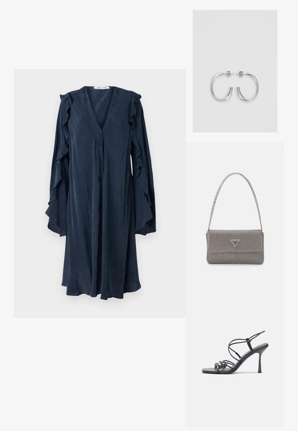 Jūras zila kleita ar V veida kakla izgriezumu un viļņainām piedurknēm. Izgatavota no viegla auduma, ar četriem pogām un plūstošu siluetu.; Melnas augstpapēžu sandales ar plāniem siksniņām un mezgla dizainu, gluda kvadrātveida purngalu un elegantu stiletto papēdi.; Gaiši pelēka metāla rokassoma ar ķēdes siksnu, rotāta ar mazām apaļām metāla kniedēm un trīsstūra zīmola logo.; Sudraba riņķveida auskari ar gludu, spīdīgu apdari. Apaļas formas, viegla dizaina, ar aizdari uz stieples.