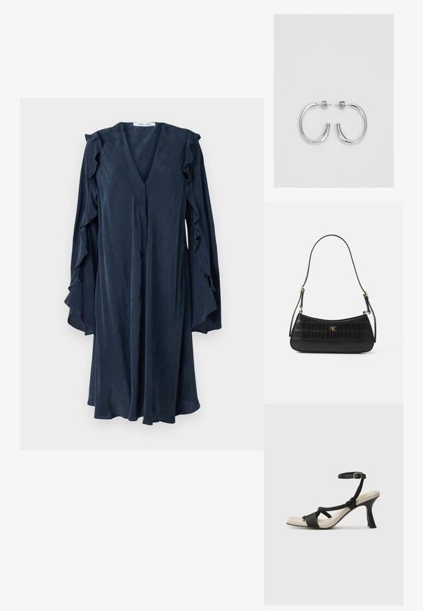 Navyblaues Kleid mit V-Ausschnitt und Rüschensleeves. Aus leichtem Stoff gefertigt, mit vier Knöpfen und einer fließenden Silhouette.; Schwarze Absatzsandale mit geflochtenem Riemendesign, quadratischer Spitze und verstellbarem Knöchelriemen. Helle beigefarbene Sohle mit glänzendem schwarzen Absatz.; Schwarze Lederhandtasche mit Krokodilstruktur, schlanker Form und goldenen Hardwareelementen. Verfügt über einen einzelnen Schulterriemen und ein geprägtes Logo-Detail.; Silberne Creolen mit einer glatten, glänzenden Oberfläche. Abgerundete Form, leichtes Design, mit einer Steckverschluss.