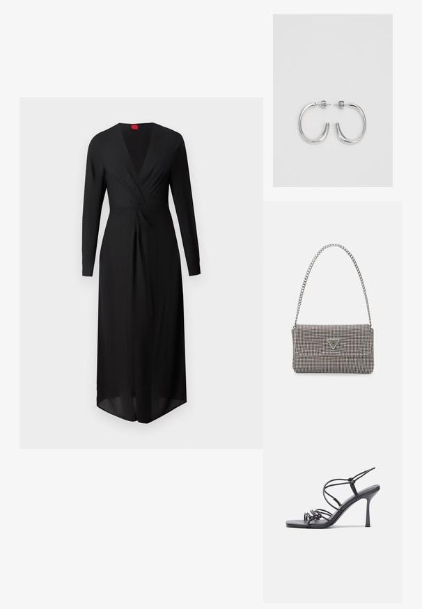 Crna haljina dugih rukava s dubokim V-izrezom, detaljem u obliku spirale sprijeda i lepršavim siluetom. Izrađena od lagane tkanine, s crvenom etiketom na vratu.; Crne sandale na visokoj potpetici imaju tanke trake s čvorastim dizajnom, glatki kvadratni vrh i elegantnu stiletto petu.; Svijetlosivi metalik ruksač s lancem, ukrašen malim okruglim metalnim zakovicama i trokutastim logotipom marke.; Srebro naušnice u obliku prstena s glatkom, sjajnom završnom obradom. Zaobljenog oblika, laganog dizajna, s kopčom na poleđini.
