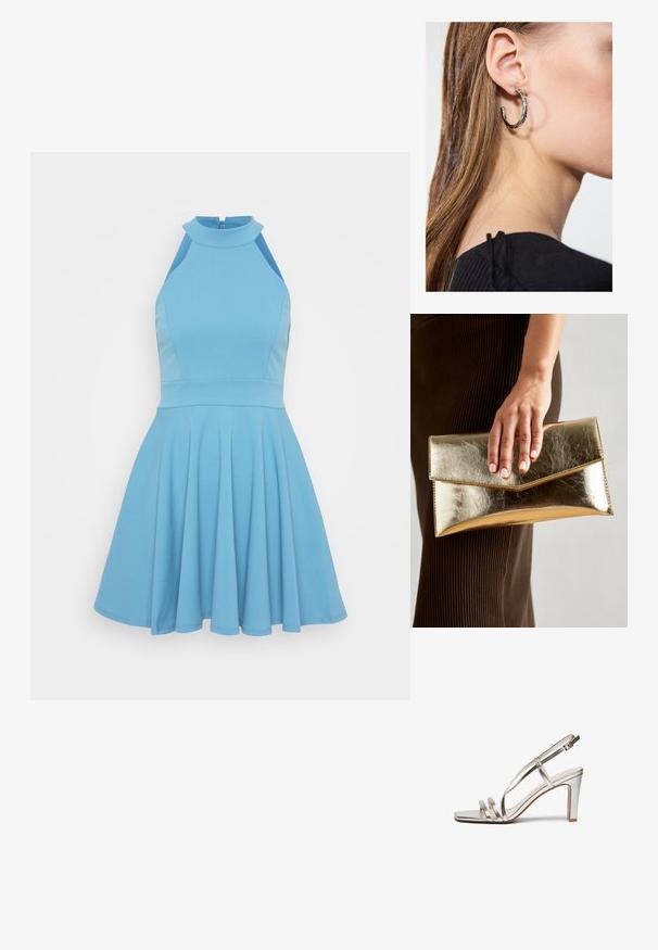 Svijetloplava haljina bez rukava s visokim izrezom, prilagođenim tijelom i raširenom suknjom. Izrađena od glatkog materijala s nabranim dizajnom.; Metalni srebrni sandali s visokom petom i otvorenom prstima, sa tri tanke trake preko stopala i trakom za gležanj sa kopčom.; Zlatna metalik torbica s glatkom teksturom, s trokutastim zatvaranjem na preklop. Ruka koja je drži ima uredno nj njegovane nokte.; Srebrna kružna naušnica s poliranim završetkom, koja ima male zlatne detalje i okrugli oblik, nošena na uhu.