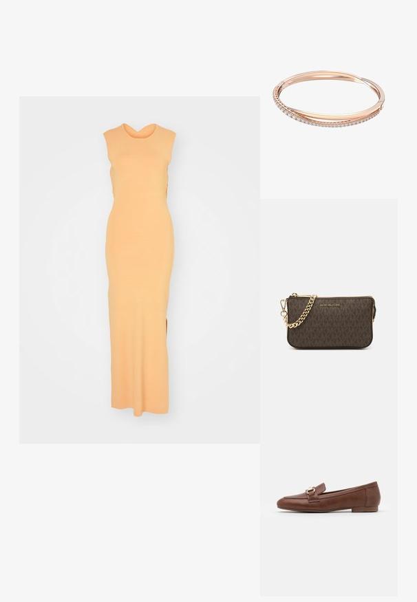Úzky, bezrukávový maxi šaty z jemného oranžového úpletu. Obsahuje jemný prekrížený dekolt a bočné rozparky pre pohodlný pohyb.; Hnedé kožené mokasíny s plochou podrážkou, prešitou konštrukciou a zlatým prackovým detailom na popruhu cez priehlavok.; Hnedá kožená crossbody taška s logom, zlatým reťazcom, zipsovým uzáverom a zlatými prvkami. Kompaktnej a obdĺžnikovej forme.; Náhrdelník z ružového zlata s dvoma prepojenými pásmi, pričom jeden je ozdobený radom diamantov, má hladký povrch a jemné okraje.