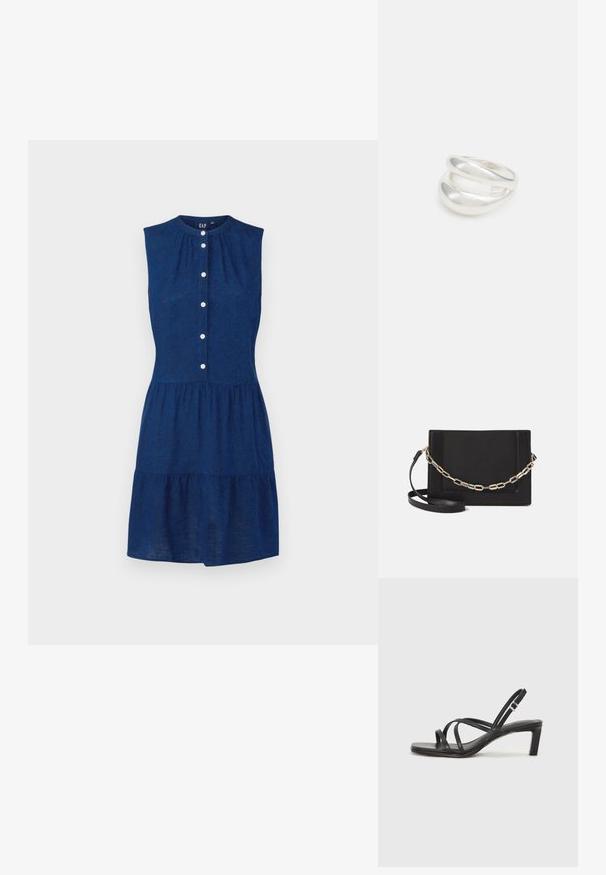 GAP TIERED - Abito a camicia - dark indigo; Sandalo nero con cinturini, dalla punta squadrata e tacco basso a blocco. Presenta diversi cinturini sottili e una cinturini regolabile alla caviglia. Realizzato in pelle liscia.; Borsa a tracolla nera in pelle con una texture liscia, forma rettangolare e dettaglio in catena metallica sul davanti. Inclusa una tracolla regolabile.; Anello doppio in argento con superficie liscia e lucida. Presenta un design fluido e curvo con sezioni sovrapposte per un aspetto moderno.