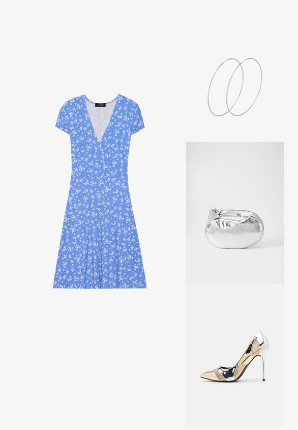 Sinine lilleline mähkmdress lühikeste varrukatega, millel on V-kaelus, pehme kangas ja volangse seelikuosa, millel on valged lillemustrid.; Kitsas toe kõrge kontsaga kingad, millel on hõbedane, kuldne ja nude värvilahendus. Läikiv viimistlus lõikekujundusega, stiletto konts.; Hõbedane metallikoti kott pehme, ümar kuju ja sõlme ülemise sulgemisega. Valmistatud siledast kunstnahast materjalist.; Hõbedased rõngastikkaehingad minimalistlikus disainis. Ümar kuju, sile tekstuur ja õhuke profiil. Kerged ning poleeritud viimistlusega.