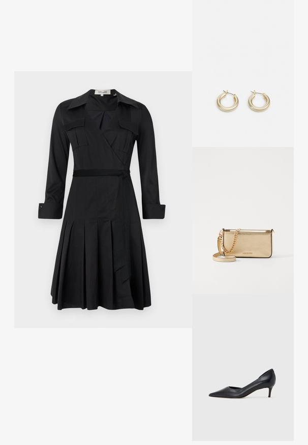 Vestido preto envolvente com mangas longas, colarinho, dois bolsos no peito e um cinto na cintura. Apresenta uma saia plissada para dar mais textura e movimento.; Sapato de salto alto preto em pele com bico fino e salto baixo. Apresenta uma textura suave e brilho subtil. Corte aberto na parte da frente para um detalhe adicional.; Clutch de couro dourado metálico com um acabamento texturizado, apresentando uma alça de corrente dourada e uma alça de ombro removível. Logotipo da marca em relevo.; Lauren Ralph Lauren BASIC SMALL HOOP - Brincos - gold-coloured