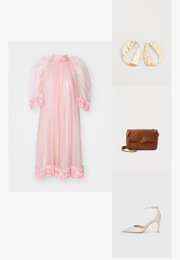 Rozā tutu kleita ar augstu kakla izgriezumu, dramatiskām pūkainām piedurknēm un rozes aplikācijām apkaklē un apakšmalā. Viegls un caurredzams audums.; Baltas ādas augstpapēžu kurpes ar smailu purngala daļu, potītes siksniņu un šauru stiletto papēdi. Gluda tekstūra ar smalku spīdumu.; Brūns ādas crossbody soma ar vāku slēgšanu, zelta aparatūru un ķēdes siksnu. Gluda tekstūra, taisnstūra forma, minimāla detaļu klātbūtne.; Pāris neregulāras ovālas formas zelta toņos metāla auskaru ar teksturētu, nedaudz sitētu virsmu uz baltas fona.