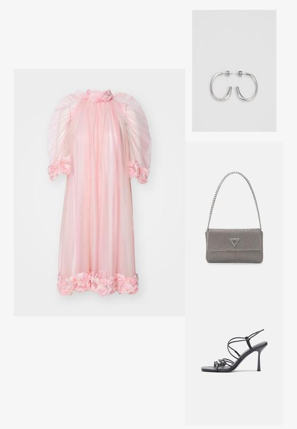 Rosa tylldress med hög krage, dramatiska puffärmar och rosapplikéer vid kragen och fållen. Lätt och genomskinligt tyg.; Svarta högklackade sandaler har tunna remmar med en knuten design, en slät fyrkantig tå och en smal stilettklack.; Ljusgrå metallisk handväska med kedjestropp, prydd med små cirkulära metallnitar och en triangulär logotyp.; Silverfärgade hängande örhängen med en slät, blänkande yta. Rundad form, lätt design, med ett stift- och bakstängning.