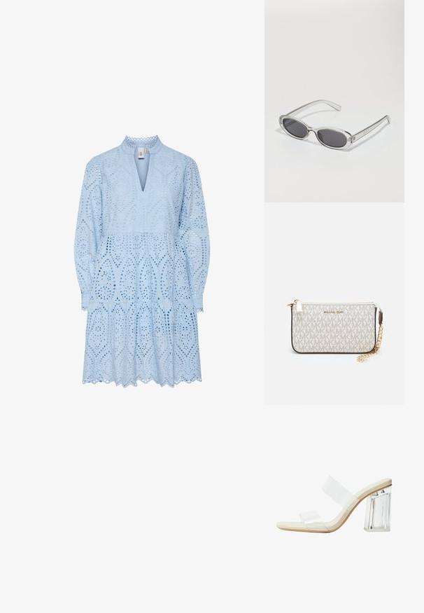Svetlo modra obleka z zapletenimi našitki, izrezom v obliki izreza, dolgimi rokavi in večplastnim robom z valovitimi robovi.; Sandelice s prozornimi petami, ki imajo prozorne trakove, bež podplat in masiven prozoren blokasti pet. Elegantna in gladka zasnova z minimalističnim estetskim pristopom.; Sončna očala ovalne oblike, prozoren plastičen okvir, temno sivi leči in tanke prozorne roke z logotipnimi akcenti in minimalnimi detajli.; Michael Kors denarnica v bež lakiranem platnu z mišičnim vzorcem ponavljajočega se logotipa MK, z zlatim okovjem in snemljivo verižico.