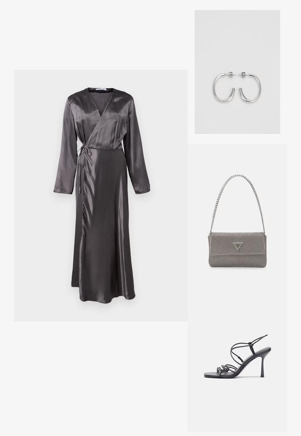 Duga haljina u stilu obavijenog dizajna od tamnosivog satena, s dugim rukavima, vezanom strukom i blago lepršavim rubom za fluidnu siluetu.; Crne sandale na visokoj potpetici imaju tanke trake s čvorastim dizajnom, glatki kvadratni vrh i elegantnu stiletto petu.; Svijetlosivi metalik ruksač s lancem, ukrašen malim okruglim metalnim zakovicama i trokutastim logotipom marke.; Srebrne naušnice u obliku obruča sa glatkom, sjajnom površinom, zakrivljenog oblika i zatvaranjem na čep. Minimalistički dizajn s modernim završetkom.