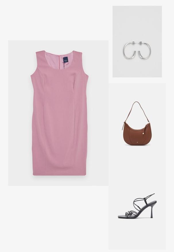 Rankovės neturinti rožinė suknelė, pasižyminti lygiu paviršiumi, prigludusia juosmens linija ir užtrauktuku nugarinėje pusėje. Paprastas dizainas be raštų ar puošmenų.; Juodos aukštakulnės sandalai pasižymi plonyčiais dirželiais su mazgo dizainu, lygiu kvadratiniu pirštu ir elegantišku stiletto kulnu.; Ruda dirbtinės odos petinė piniginė su kreiva forma, minimalia siuvimo linija ir auksinės spalvos įranga. Yra užtrauktuko uždarymas viršuje ir reguliuojama petneša.; Sidabrinės auskarai žiedai su lygiu, blizgiu paviršiumi. Suapvalinta forma, lengvas dizainas, su uždarymu ant smeigtuko.