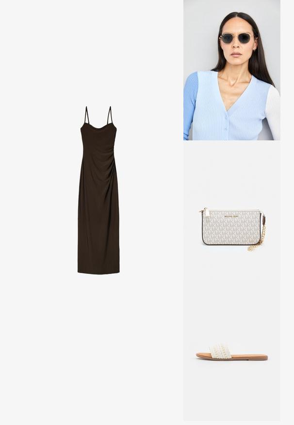 Braunes, ärmelloses Midikleid mit dünnen Trägern, das entlang der Vorderseite mit Raffung versehen ist und aus einem glatten, fließenden Stoff gefertigt wurde.; Weiße geflochtene Rutschen-Sandalette mit geflochtener Textur und dekorativen Perlen, ausgestattet mit einem glatten, haselnussbraunen Fußbett und einer flachen Gummisohle.; Runde Sonnenbrillen mit dunklen Gläsern und goldenen Rahmen. Das Modell trägt eine hellblaue, gerippte Strickjacke mit Knöpfen und weißen Kontrastärmeln.; Michael Kors Clutch in beige beschichtetem Canvas mit einem wiederholten MK-Logo-Muster, goldfarbener hardware und einem abnehmbaren Kettenriemen.