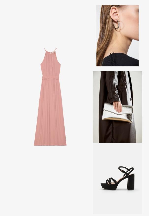 Blush rosa kjole med halterneck, plisserte bodice og elastisk liv. Stoffet er glatt med en flytende skjørt og volangdetalj på kanten.; Sorte semskede plattformsandaler med bred klack, med krysslagte remmer og en spenne ved ankelen for en sikker passform.; Sølv metallisk clutch med et vinklet konvoluttdesign, glatt tekstur og kontrastfarge på innsiden, holdt i en hånd iført en svart kåpe.; Sølv ringøredob med en polert finish, med små gull detaljer og en rund form, båret på øreflippen.
