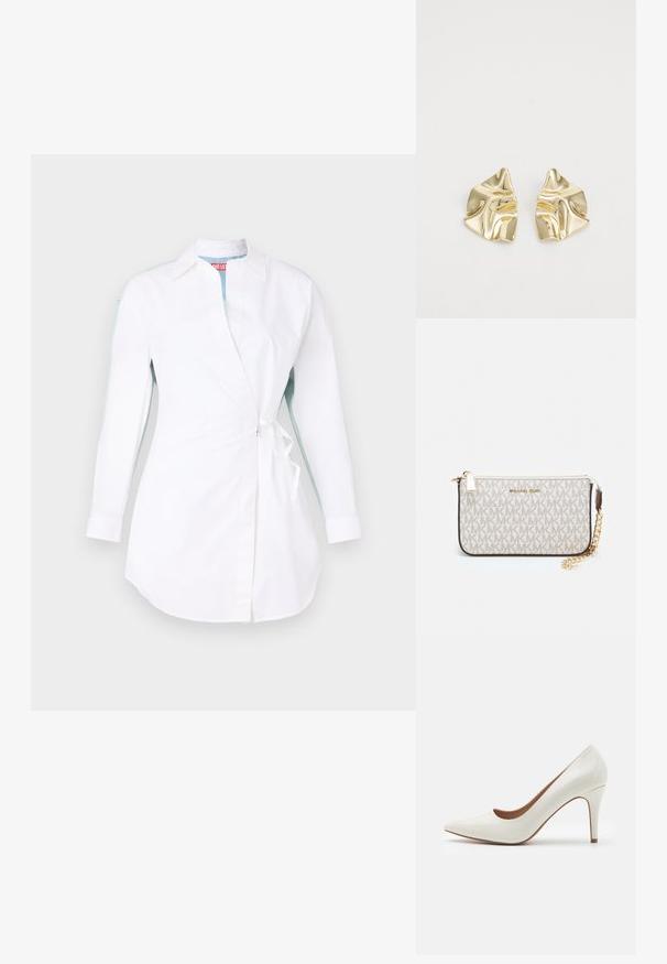 Cămașă albă cu mâneci lungi, cu un design drapat, având guler, curele laterale și accente albastre contrastante pe mâneci. Țesătură netedă și ușoară.; Cămașă de lac alb cu toc înalt, cu vârful ascuțit și o suprafață netedă, având un toc subțire și o deschidere tăiată jos.; Clutch Michael Kors din canva acoperit bej, cu un model repetitiv al logo-ului MK, accesorii din aur și o curea cu lanț detașabil.; Cercei metalici aurii cu un design ondulat; suprafață netedă și reflectorizantă; formă asimetrică; fără modele sau accesorii vizibile.