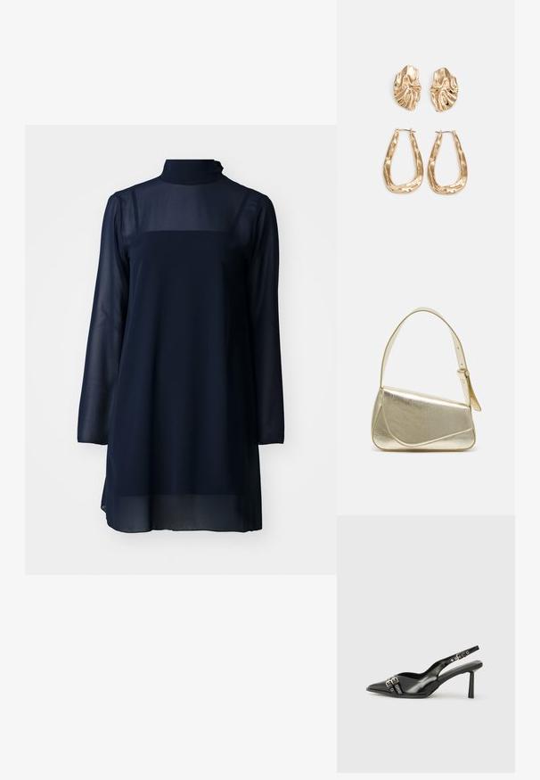 Tamno plava haljina dugih rukava s visokim ovratnikom, izrađena od prozirnog materijala, s čvrstim gornjim dijelom i lepršavim donjim rubom.; Crna lakirana slingback cipela s izduženim vrhom, remenčićima oko gležnja s srebrnim kopčama i dijelovima, te vitkim potplatom.; Zlatna metalna torba s uređenim dizajnom, glatkom teksturom i podesivim remenom. Ima jedinstven trokutasti oblik i minimalističko šivanje.; Naušnice zlatne boje s teksturiranim, valovitim oblicima. Uključuju skulpturalne kopče i dizajn otvorene kružnice s kovanom završnom obradom.