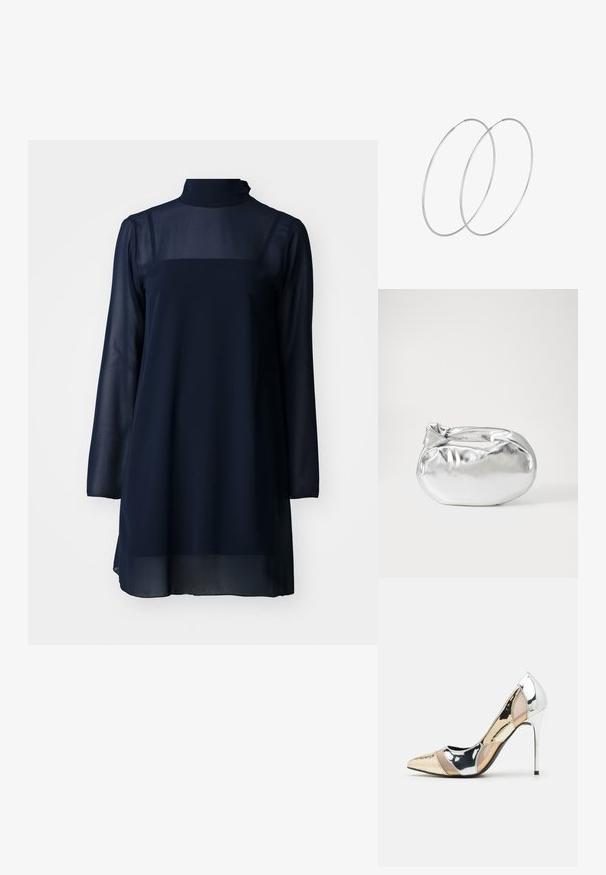 Námornícky modré šaty s dlhým rukávom a vysokým golierom, vyrobené z priehľadného materiálu, s pevným vrchným dielom a splývavým dolným lemom.; Lodičky s špičatou špičkou v striebornom, zlatom a telovom farebnom prevedení. Lesklý povrch s výrezovým dizajnom, s ihlovým opätkom.; Strieborná metalická taška s mäkkým, zaobleným tvarom a uzáverom s uzlíkom. Vyrobená z hladkej syntetickej kože.; Strieborné kruhové náušnice s minimalistickým dizajnom. Cirkulárny tvar, hladký povrch a tenký profil. Ľahké s lesklým povrchom.
