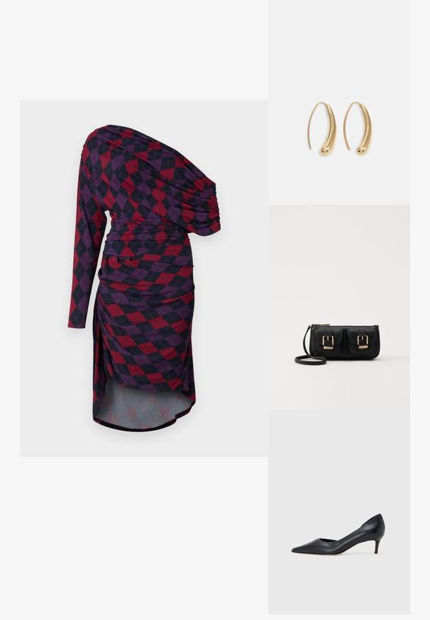 Ebaaseline kleit ühe pika varruka ja punase ja tumeda sinise ruudulise mustriga, kokku volditud detailide ja voogava siluetiga.; Mustast nahast kontsakinga terava ninaga ja madala kontsaga. Omadused on sile pind ja peen läige. Esiosal on avatud lõige, mis lisab detaili.; Must küllastamata nahast õlakott, millel on kaks esist nähtavat taskut, kuldsed pandlad, tõmblukuga sulgemine ja peen rihm. Tekstuuriga pind ja kompaktne ristkülikukujuline kuju.; Kuldtoonilised metallist rõngas kõrvarõngad, millel on kõver ja piklik kuju. Omavad siledat, läikivat pinda ja ümarat tipptugevdust, mis lisab detaili.