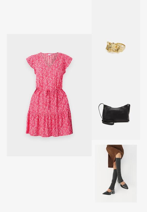 Crvena cvjetna haljina s kratkim lepršavim rukavima, V-izrezom, izrađenim strukom i višeslojnim volanima na rubu, napravljena od laganog materijala.; Crne lakirane cipele s šiljastim prstima, blok-petom i remenom oko gležnja, uparene s sivim rebrastim čarapama do koljena i smešnom suknjom od antilopa.; Crna kožna torba na rame s glatkom teksturom, zakrivljenim oblikom, podesivim remenom i zatvaranjem na patentni zatvarač. Minimalistički dizajn bez ukrasa.; Zlatni prsten s teksturiranim, valovitim dizajnom koji ima tri istaknuta vrha. Glatka, sjajna površina s otvorenom trakom za podešavanje veličine.