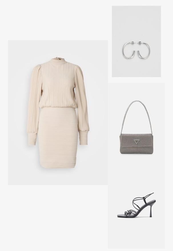 Bēšā ribotā kleita ar augstu apkakli, garām puff piedurknēm un pieguļošu svārku. Visā kleitā ir krokota tekstūra, ar elastīgo jostu un aprocēm.; Melnas augstpapēžu sandales ar plāniem siksniņām un mezgla dizainu, gluda kvadrātveida purngalu un elegantu stiletto papēdi.; Gaiši pelēka metāla rokassoma ar ķēdes siksnu, rotāta ar mazām apaļām metāla kniedēm un trīsstūra zīmola logo.; Sudraba riņķveida auskari ar gludu, spīdīgu apdari. Apaļas formas, viegla dizaina, ar aizdari uz stieples.